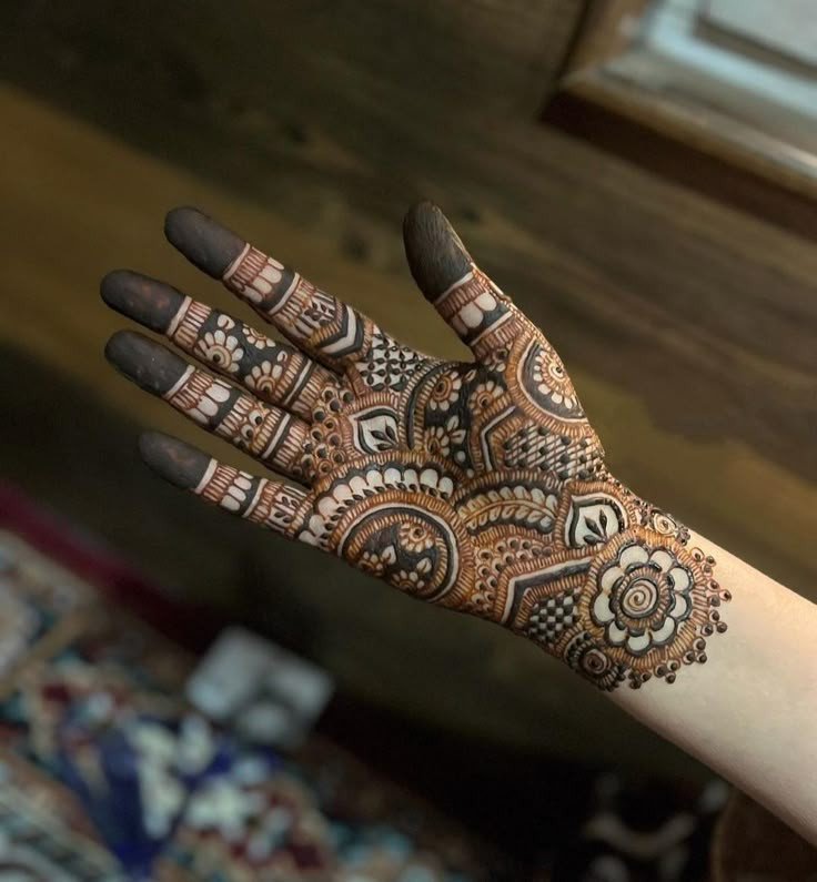 simple-mehndi-design-photo-front-hand simple-mehndi-design-photo-front-hand