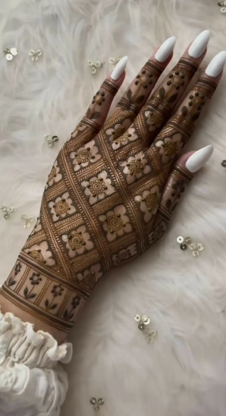 stylish-back-hand-mehndi-design-dulhan